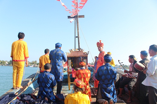 Hàng trăm ngư dân Quảng Nam đổ về cửa biển rước Nghinh thần cá ông
