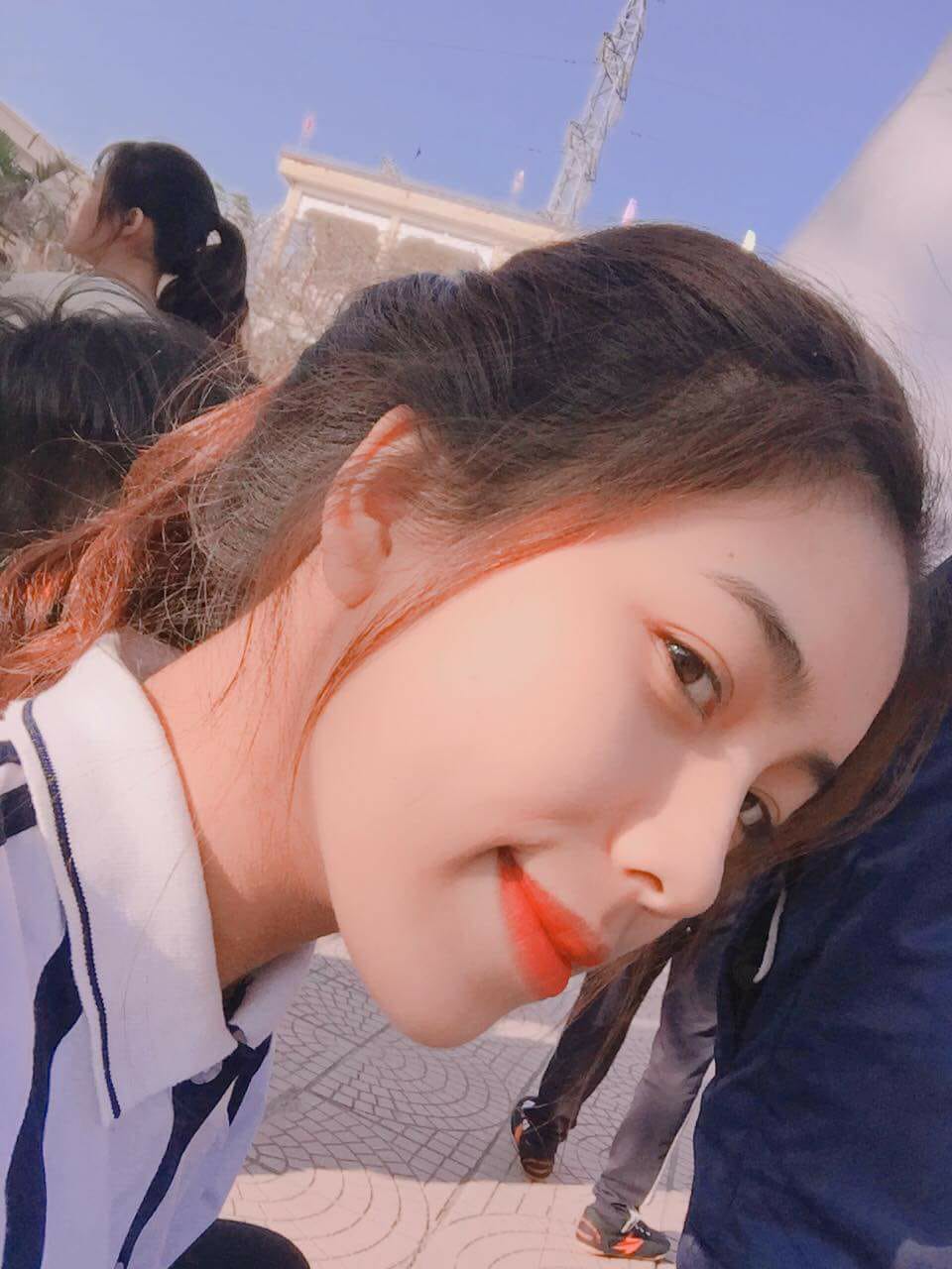 Nữ đô vật 16 tuổi xinh như mộng ở hội làng gây sốt mạng