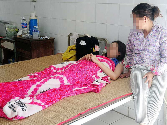 Phụ huynh đánh cô giáo gãy mũi rồi bỏ trốn