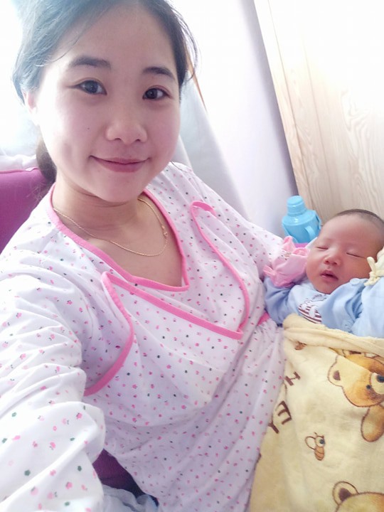 Tết đến chị em lên đồ ra phố, riêng bà đẻ này dành cả thanh xuân để tập đi, ru rú trong nhà gặm móng giò