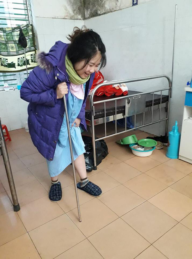 Tết đến chị em lên đồ ra phố, riêng bà đẻ này dành cả thanh xuân để tập đi, ru rú trong nhà gặm móng giò