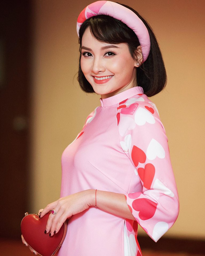 Bảo Thanh đăng ảnh theo trào lưu khác biệt lúc ở nhà và khi lên đồ đi chơi