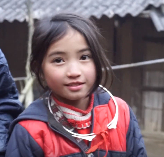 Bé gái HMông gây chú ý khi xuất hiện trong clip của dân phượt với nụ cười cực xinh