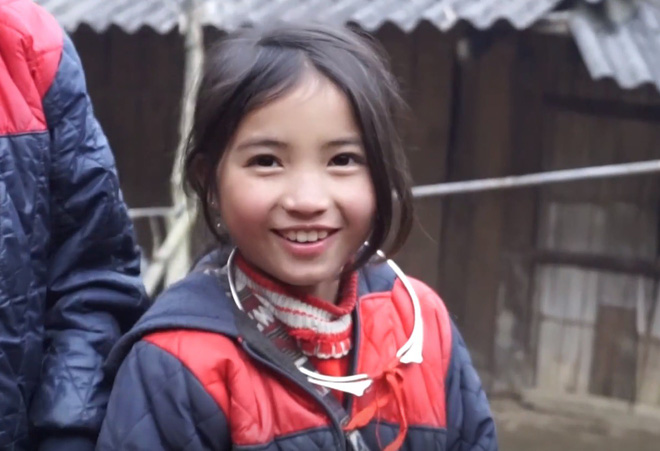 Bé gái HMông gây chú ý khi xuất hiện trong clip của dân phượt với nụ cười cực xinh