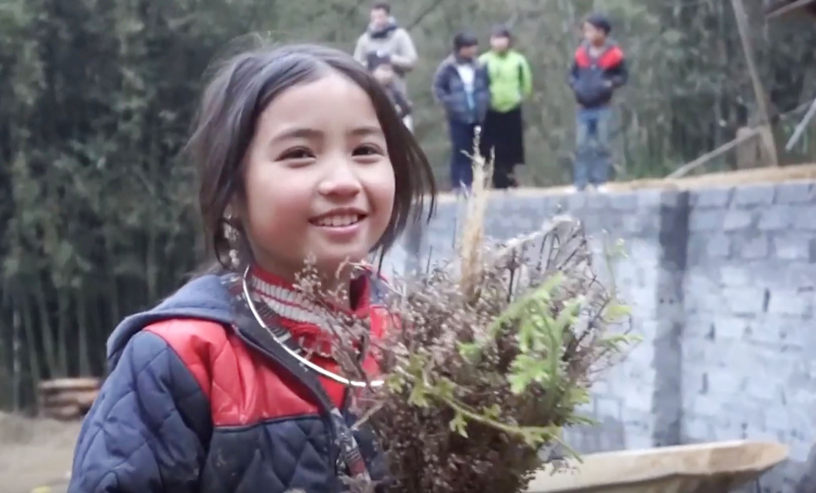 Bé gái HMông gây chú ý khi xuất hiện trong clip của dân phượt với nụ cười cực xinh