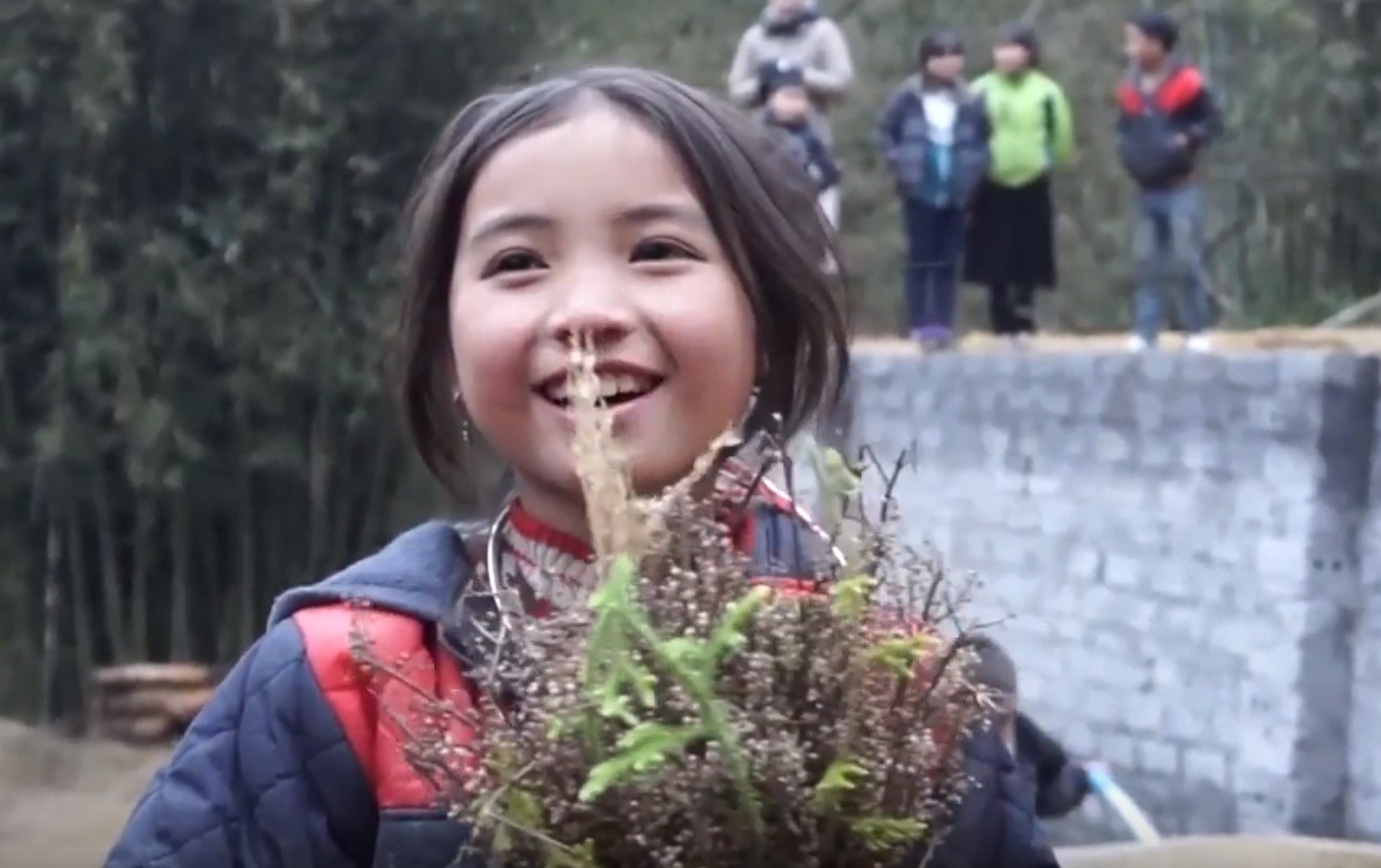 Bé gái HMông gây chú ý khi xuất hiện trong clip của dân phượt với nụ cười cực xinh