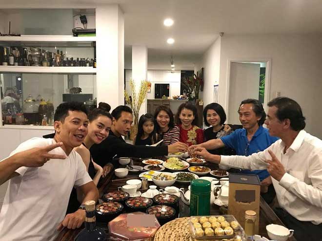 Kim Lý vui vẻ cõng Subeo đi du xuân cùng gia đình Hồ Ngọc Hà