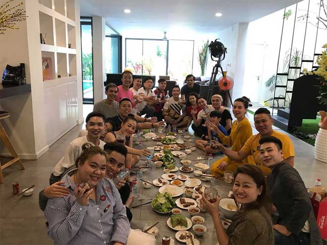 Kim Lý vui vẻ cõng Subeo đi du xuân cùng gia đình Hồ Ngọc Hà Kim Lý vui vẻ cõng Subeo đi du xuân cùng gia đình Hồ Ngọc Hà