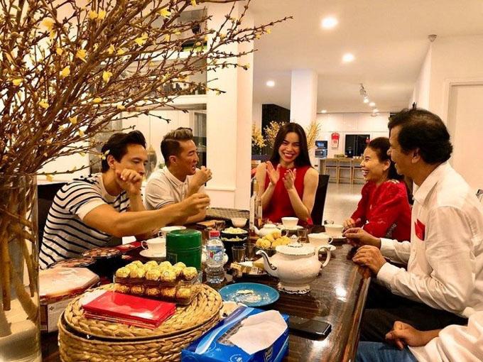 Kim Lý vui vẻ cõng Subeo đi du xuân cùng gia đình Hồ Ngọc Hà Kim Lý vui vẻ cõng Subeo đi du xuân cùng gia đình Hồ Ngọc Hà