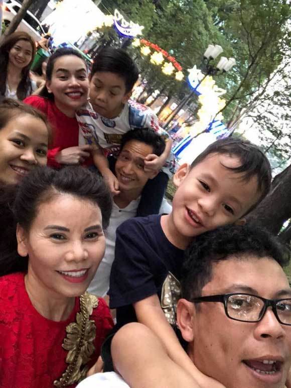 Kim Lý vui vẻ cõng Subeo đi du xuân cùng gia đình Hồ Ngọc Hà