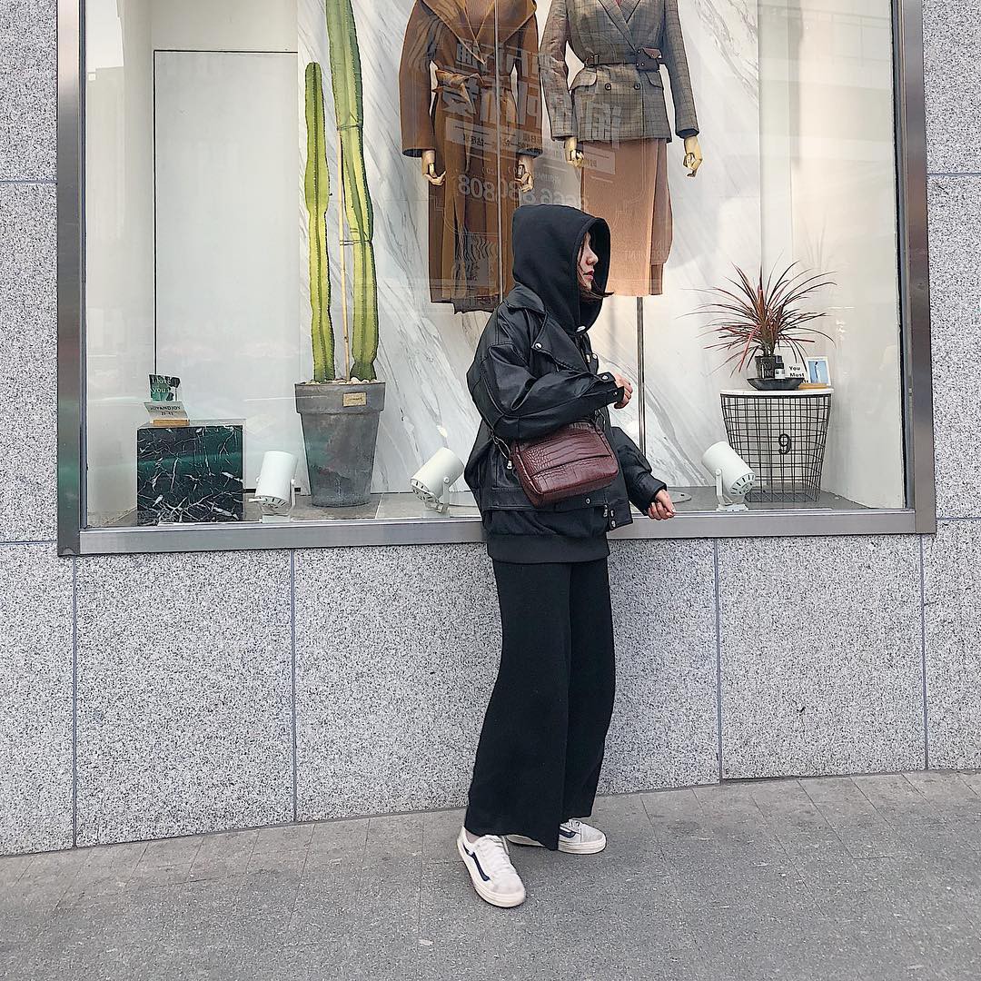 Ngày mưa âm u không biết mặc gì, bạn chỉ cần ghi nhớ 5 items này là sẽ có ngay loạt set đồ ưng mắt Ngày mưa âm u không biết mặc gì, bạn chỉ cần ghi nhớ 5 items này là sẽ có ngay loạt set đồ ưng mắt