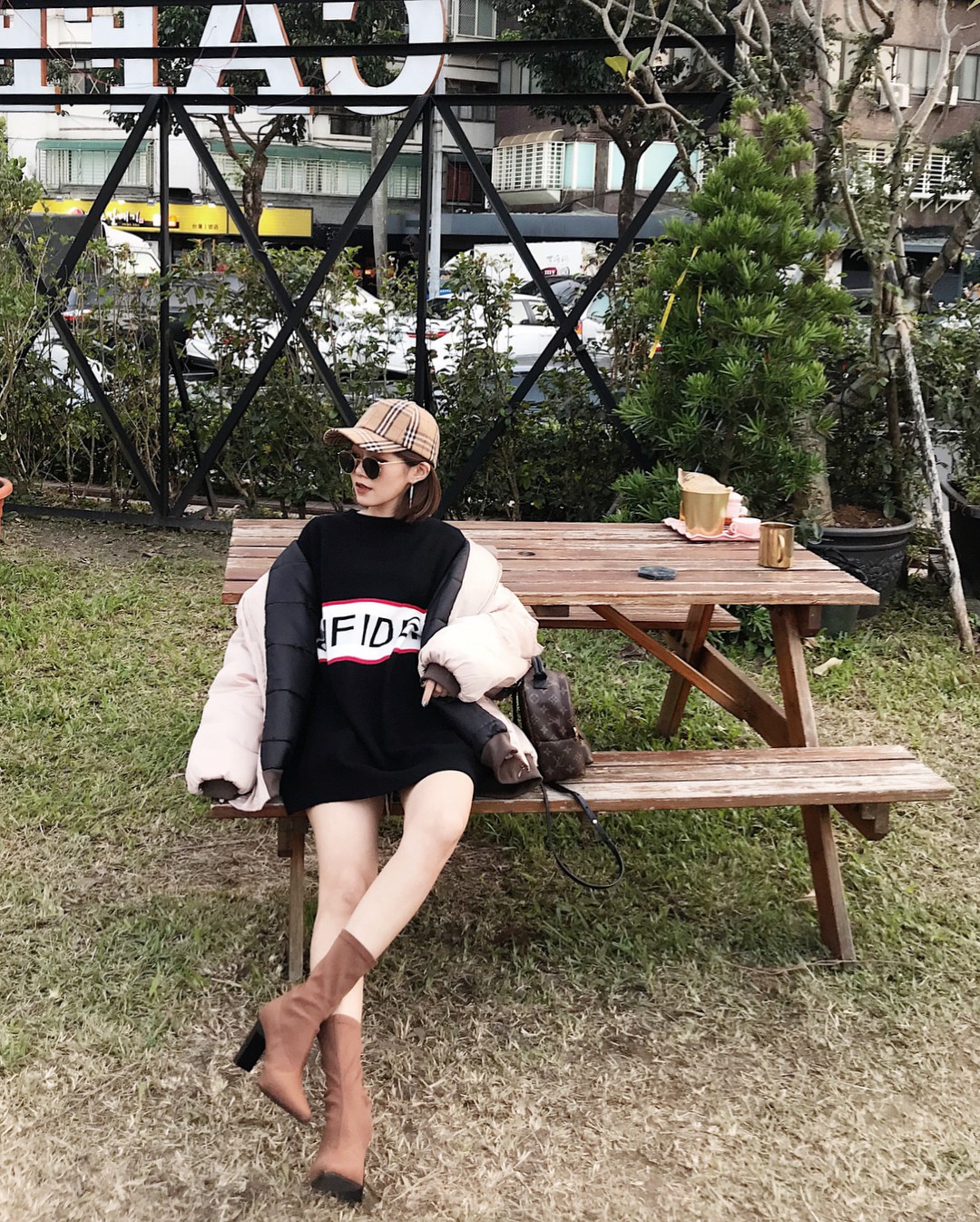 Ngày mưa âm u không biết mặc gì, bạn chỉ cần ghi nhớ 5 items này là sẽ có ngay loạt set đồ ưng mắt Ngày mưa âm u không biết mặc gì, bạn chỉ cần ghi nhớ 5 items này là sẽ có ngay loạt set đồ ưng mắt