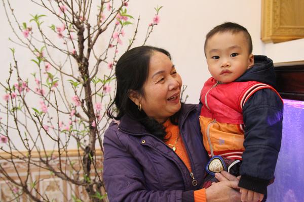 Chuyện giờ mới kể về cô giáo sinh con ở tuổi 60, nuôi con hoàn toàn bằng sữa mẹ