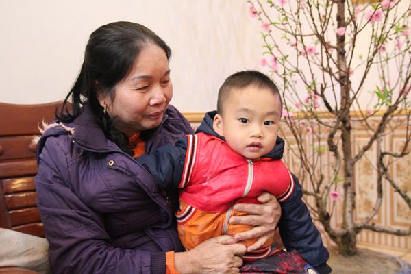 Chuyện giờ mới kể về cô giáo sinh con ở tuổi 60, nuôi con hoàn toàn bằng sữa mẹ