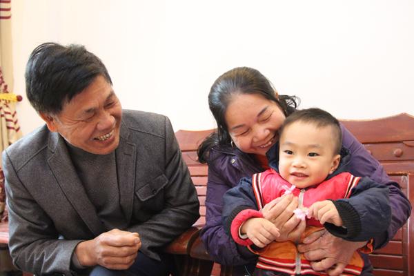 Chuyện giờ mới kể về cô giáo sinh con ở tuổi 60, nuôi con hoàn toàn bằng sữa mẹ