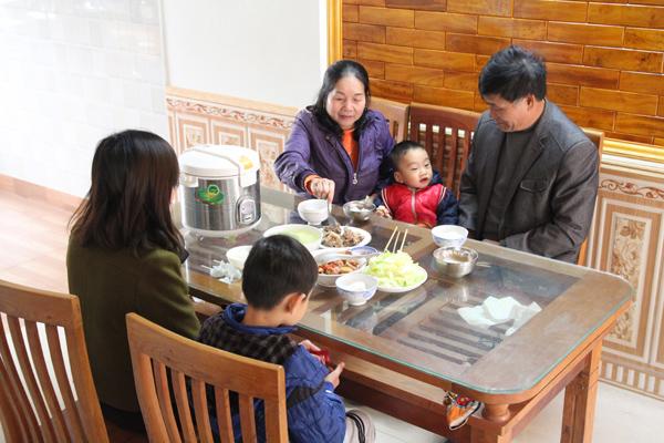 Chuyện giờ mới kể về cô giáo sinh con ở tuổi 60, nuôi con hoàn toàn bằng sữa mẹ