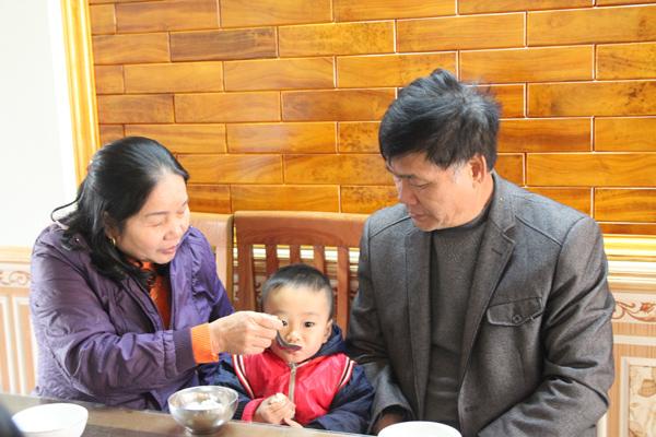 Chuyện giờ mới kể về cô giáo sinh con ở tuổi 60, nuôi con hoàn toàn bằng sữa mẹ