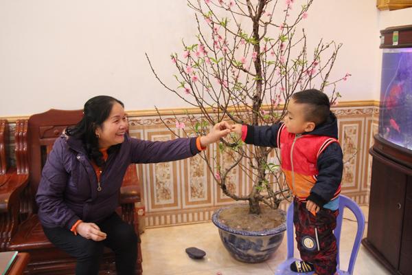 Chuyện giờ mới kể về cô giáo sinh con ở tuổi 60, nuôi con hoàn toàn bằng sữa mẹ