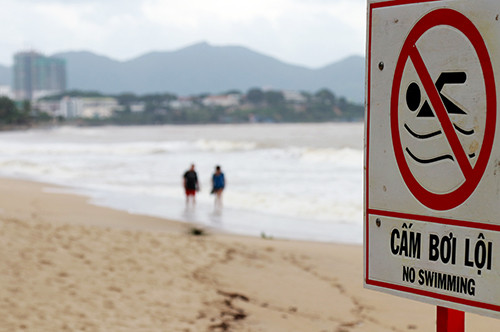 10 ni cô bị sóng cuốn khi tắm biển Bà Rịa - Vũng Tàu