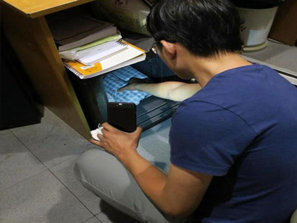 Nắm được bí mật, nửa đêm quản lý tiệm bánh đột nhập cửa hàng