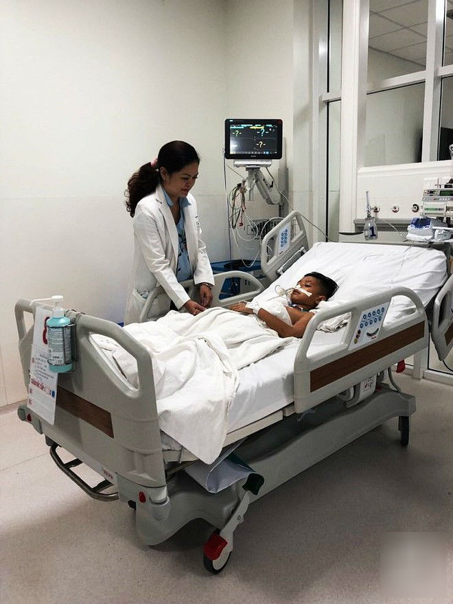 Vĩnh Long: Té xe điện tại khu vui chơi, bé trai 11 tuổi vỡ thanh quản nguy kịch