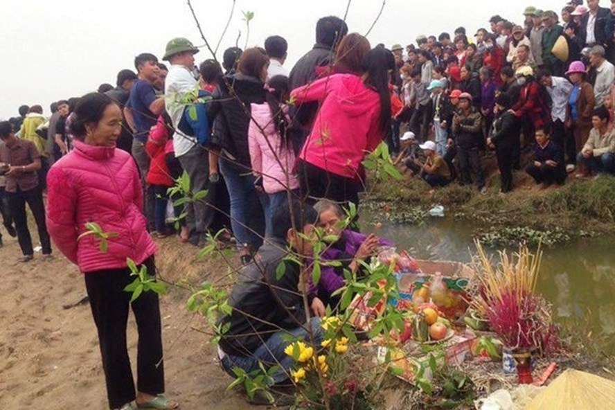 Đem cá thần om dưa: Chấm dứt sự mê muội