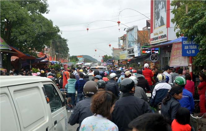 Chen chân mua may bán rủi ở chợ Viềng trước giờ khai hội