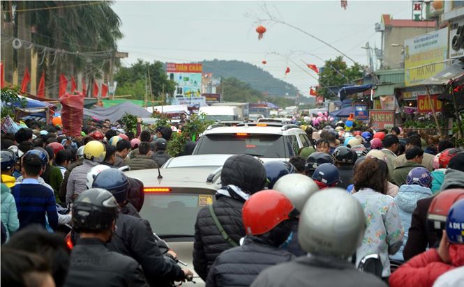 Chen chân mua may bán rủi ở chợ Viềng trước giờ khai hội