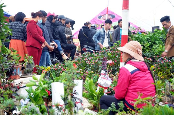 Chen chân mua may bán rủi ở chợ Viềng trước giờ khai hội