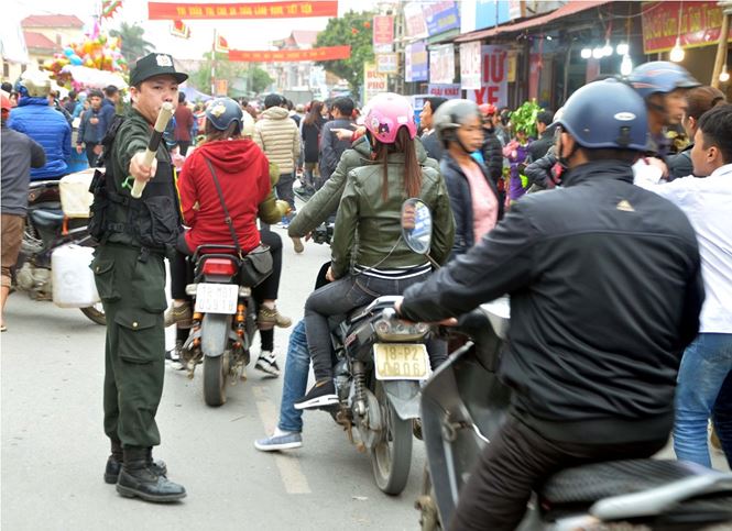 Chen chân mua may bán rủi ở chợ Viềng trước giờ khai hội