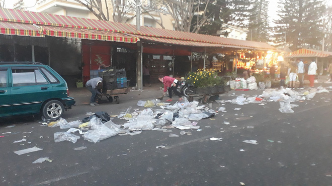 Choáng với hình ảnh Đà Lạt ngập rác sau Tết
