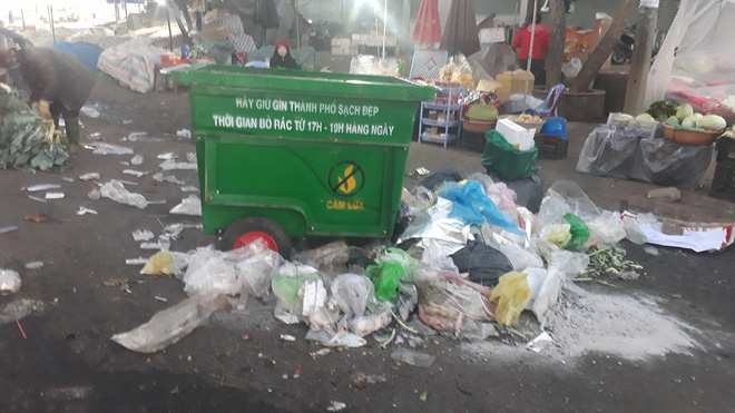 Choáng với hình ảnh Đà Lạt ngập rác sau Tết