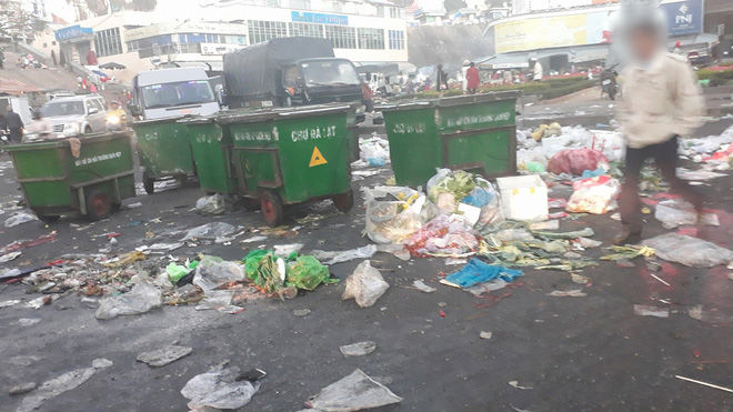 Choáng với hình ảnh Đà Lạt ngập rác sau Tết
