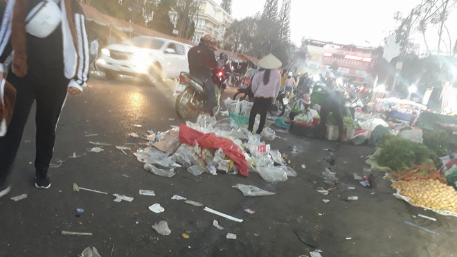 Choáng với hình ảnh Đà Lạt ngập rác sau Tết