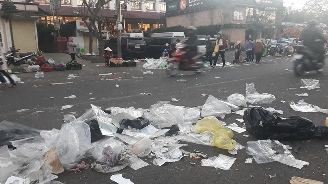 Choáng với hình ảnh Đà Lạt ngập rác sau Tết