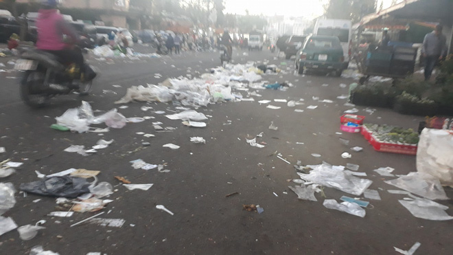Choáng với hình ảnh Đà Lạt ngập rác sau Tết