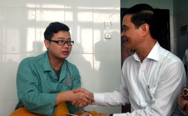 Trước khi cùng 15 đồng bọn hành hung 2 bác sĩ, chồng sản phụ dọa mổ xong ra đập chết