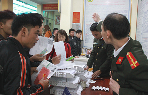 Cả nghìn người xếp hàng làm hộ chiếu ở Nghệ An