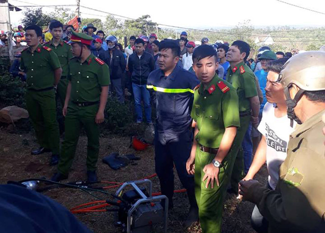 Vợ chồng khóa cửa nhốt hai con trong nhà suốt 1 tuần