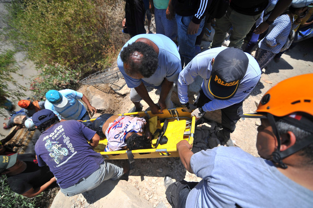 Ít nhất 44 người chết do xe buýt rơi xuống hẻm núi ở Peru