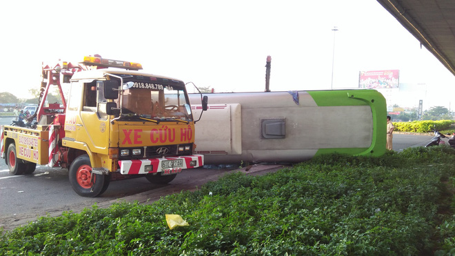 Phá cửa giải cứu gần 10 hành khách la hét thất thanh trong xe khách bị lật ở Sài Gòn