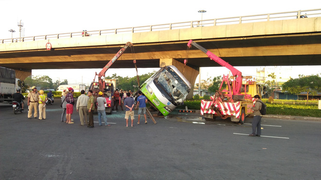 Phá cửa giải cứu gần 10 hành khách la hét thất thanh trong xe khách bị lật ở Sài Gòn
