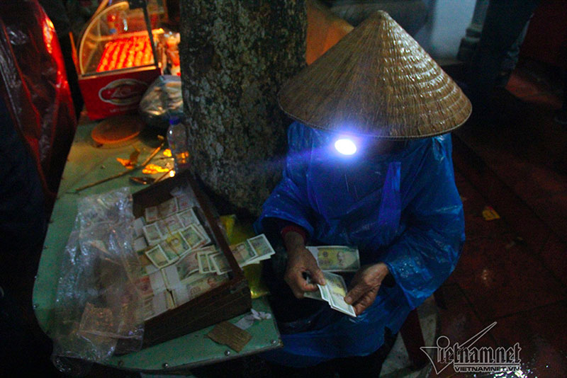 Bồng trẻ em lê lết xin tiền trong đêm chợ Viềng