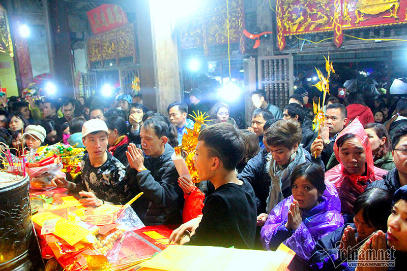 Bồng trẻ em lê lết xin tiền trong đêm chợ Viềng