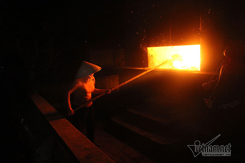 Bồng trẻ em lê lết xin tiền trong đêm chợ Viềng