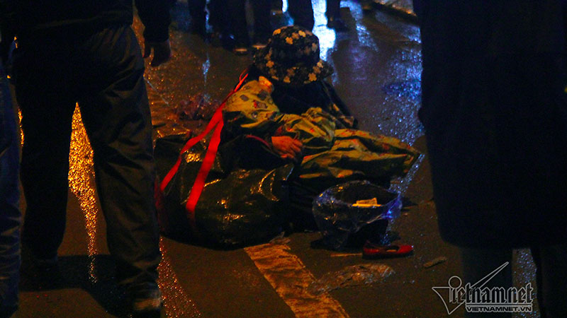 Bồng trẻ em lê lết xin tiền trong đêm chợ Viềng