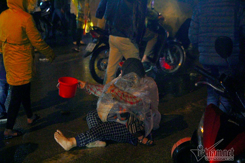 Bồng trẻ em lê lết xin tiền trong đêm chợ Viềng