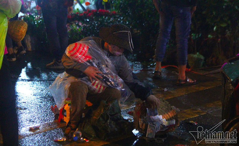 Bồng trẻ em lê lết xin tiền trong đêm chợ Viềng