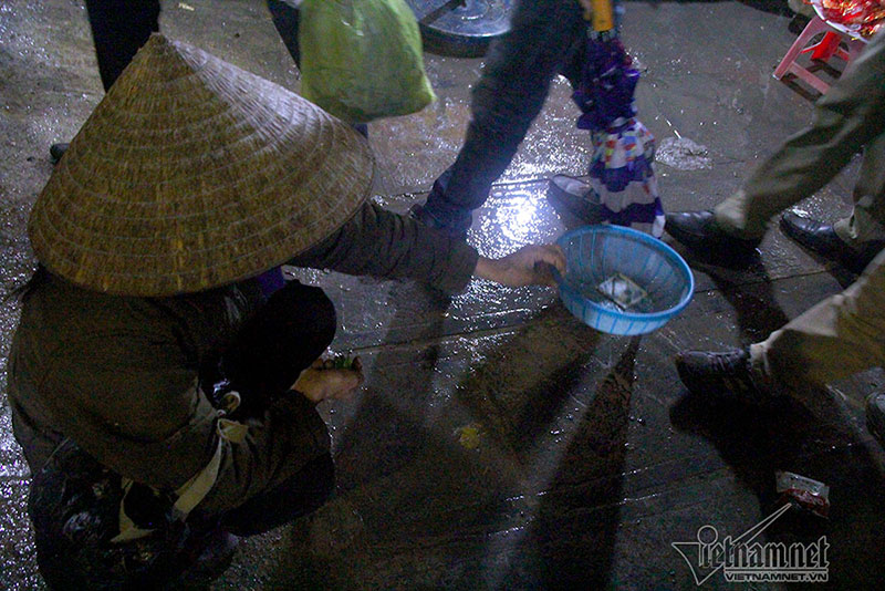 Bồng trẻ em lê lết xin tiền trong đêm chợ Viềng Bồng trẻ em lê lết xin tiền trong đêm chợ Viềng