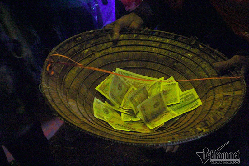 Bồng trẻ em lê lết xin tiền trong đêm chợ Viềng